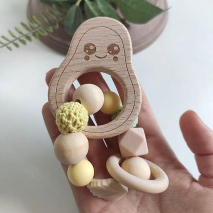 Presentamos nuestro mordedor de madera y cuentas de silicona BPA free, elaborado con la técnica de macramé. Este mordedor es la combinación ideal de seguridad, estilo y personalización, ofreciendo alivio durante la etapa de dentición y convirtiéndose en un recuerdo especial para tu pequeño.