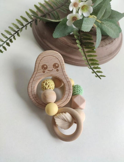Presentamos nuestro mordedor de madera y cuentas de silicona BPA free, elaborado con la técnica de macramé. Este mordedor es la combinación ideal de seguridad, estilo y personalización, ofreciendo alivio durante la etapa de dentición y convirtiéndose en un recuerdo especial para tu pequeño.