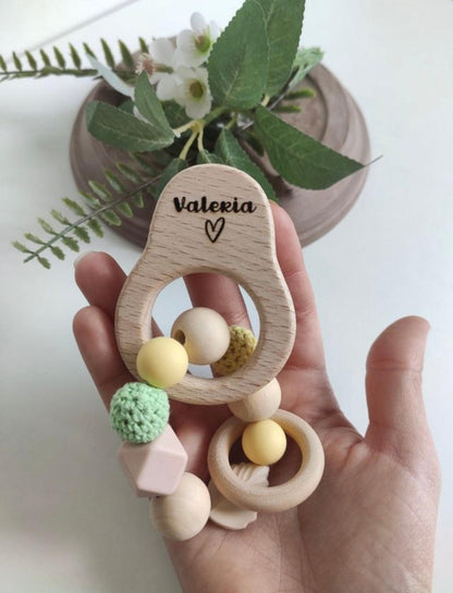Presentamos nuestro mordedor de madera y cuentas de silicona BPA free, elaborado con la técnica de macramé. Este mordedor es la combinación ideal de seguridad, estilo y personalización, ofreciendo alivio durante la etapa de dentición y convirtiéndose en un recuerdo especial para tu pequeño.