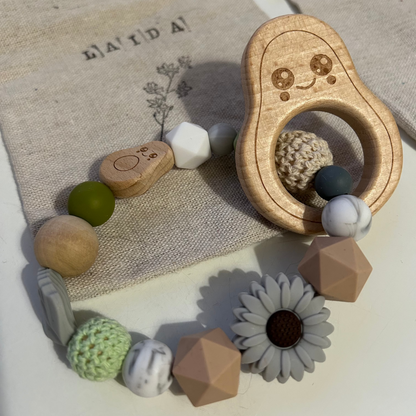 Presentamos nuestro mordedor de madera y cuentas de silicona BPA free, elaborado con la técnica de macramé. Este mordedor es la combinación ideal de seguridad, estilo y personalización, ofreciendo alivio durante la etapa de dentición y convirtiéndose en un recuerdo especial para tu pequeño.