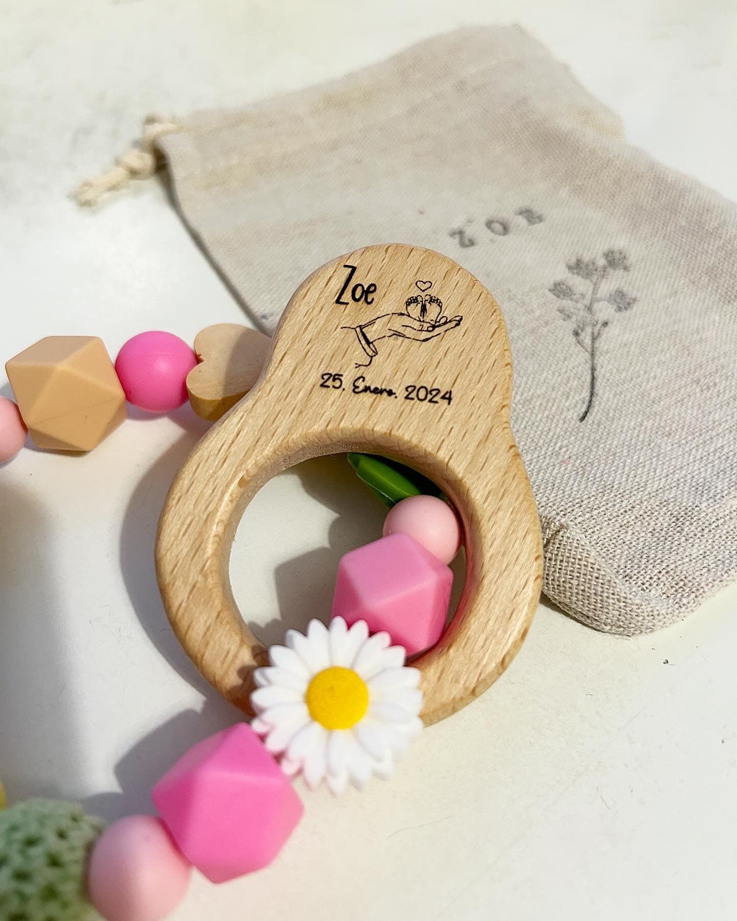 Presentamos nuestro mordedor de madera y cuentas de silicona BPA free, elaborado con la técnica de macramé. Este mordedor es la combinación ideal de seguridad, estilo y personalización, ofreciendo alivio durante la etapa de dentición y convirtiéndose en un recuerdo especial para tu pequeño.